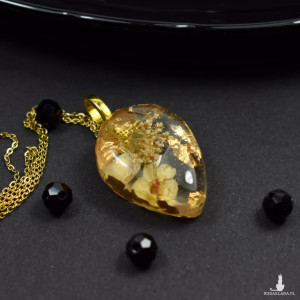 Naszyjnik łezka z żywicy z roślinkami