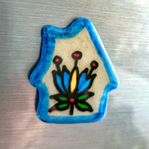 Magnes na lodówkę „Domek Kaszuby” – ręcznie malowany, unikatowy