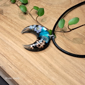 Lunula Oceanu Pamięci, orgonit - wisiorek z żywicy z muszlą abalone i niezapominajkami