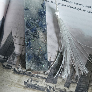 Zakładka z żywicy epoksydowej z kryształkami i płatkami chabru M27