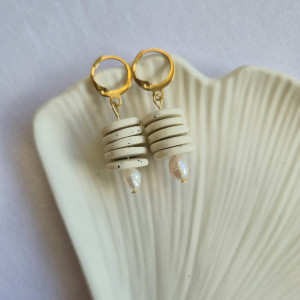Wiszące kolczyki ecru z perłą