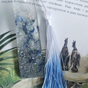 Zakładka z żywicy epoksydowej z kryształkami i płatkami chabru M28