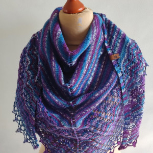 Delikatna wielokolorowa chusta ręcznie robiona na drutach.