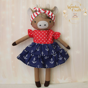 Krówka Emka, przytulanka w czerwono-granatowej sukieneczce i opasce