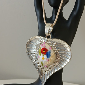 Ręcznie haftowany wisior  BUKIET W SERCU