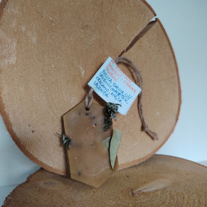 Zawieszka z wosku z ziołami