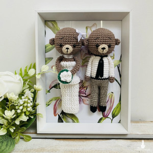 Młoda para misie w białej ramce ręcznie robione prezent ślubny obraz