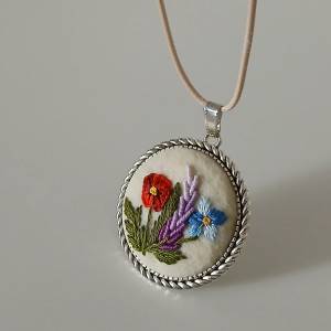 Ręcznie haftowany wisior  SYMPATIA