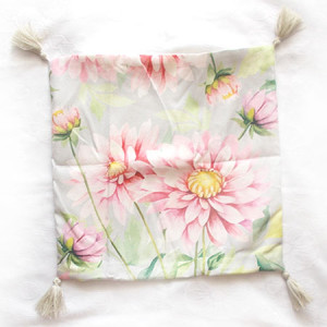 nowa poszewka na poduszkę 45x45, dekoracyjna poszewka 45x45, boho poszewka w kwiatki, pastelowa poszewka z kwiatami, kwiaty poszewka, ozdobna poszewka z frędzlami