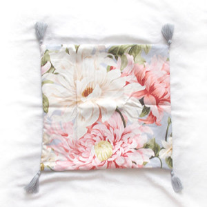 nowa poszewka na poduszkę 45x45, pastelowa poszewka 45x45, ozdobna poszewka z kwiatkami, dekoracyjna poszewka z kwiatami, kwiatki poszewka, kolorowa poszewka z frędzlami