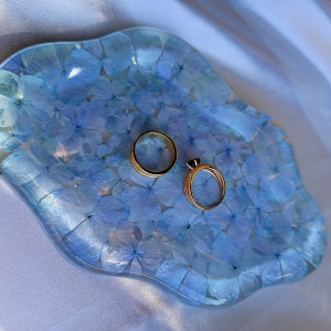 Taca z żywicy – Falowana hortensja w odcieniu niebieskim 🌸