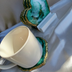 Zestaw z żywicy – Podstawki pod kubki w kształcie serca z zielenią, bielą i złotymi akcentami