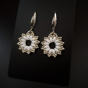 Wiszące Kolczyki Koła z Koralików w Kolorach Bieli i Srebra