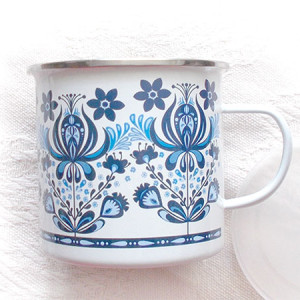 nowy garnuszek we wzory, emaliowany garnuszek z metalu, metalowy garnuszek, folkowy kubek metalowy, garnuszek z niebieskim wzorem, etno garnuszek, garnuszek z folkowym wzorem, kubek z metalu