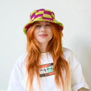 Kolorowy szydełkowy bucket hat, dragonfruit & lime green