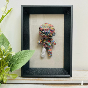 Laleczka voodoo w ramce szydełkowe rękodzieło prezent z czarnym humorem