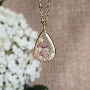 Złota zawieszka złoty wisiorek kwiat naszyjnik żywica z żywicy kwiaty łezka łza kropelka różowa