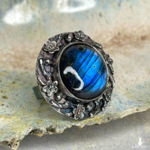 Pierścionek z labradorytem w srebrnych kwiatach a1134