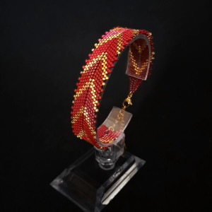 Jesienna Bransoletka z Koralików "Red Triangle Chevron" w Odcieniach Czerwieni, Brązu i Złota