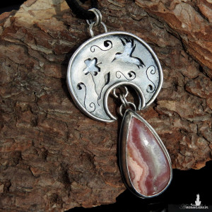 Wisiorek srebrny lunula z rodochrozytem