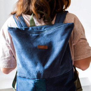 Granatowy plecak kurierski