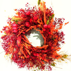 Na sprzedaż: Ręcznie wykonany wianek z suszonych i stabilizowanych roślin – czerwono-pomarańczowa dekoracja w stylu boho i rustykalnym