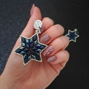 Kolczyki "Midnight Star" – granatowo-srebrne gwiazdki z koralików