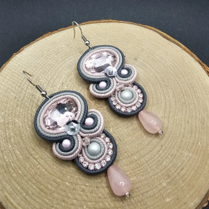 RÓŻOWO-SZARE KOLCZYKI SUTASZ Z KRYSZTAŁKAMI