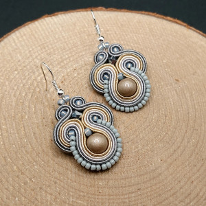 BEŻOWO-SZARE KOLCZYKI SUTASZ