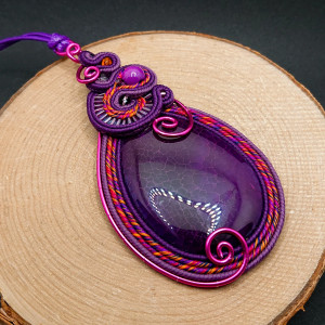 FIOLETOWY WISIOR SUTASZ Z AGATEM