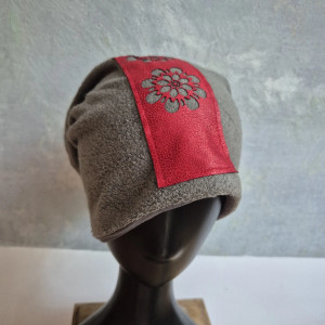 Czapka szara z czerwoną skórą