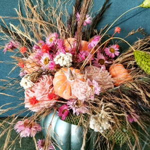 Ogłoszenie sprzedażowe – Jesienny stroik w szklanym wazonie dynia ze świecami sojowymi