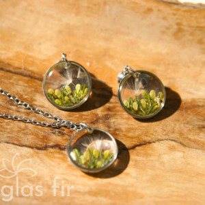 Dyskretny komplet biżuterii z rzęskami dmuchawca i zieloną łąką