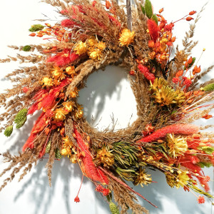 Jesienny wianek z suszonych i stabilizowanych roślin – dekoracja handmade