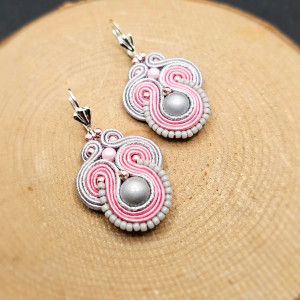 JASNORÓŻOWO-SZARE KOLCZYKI SUTASZ