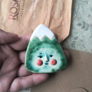 Góra zielona broszka