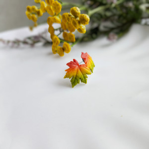 Jesienne kolczyki sztyfty w kształcie liścia klonu