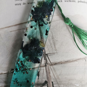 Zakładka z żywicy epoksydowej z kwiatami orlika i kryształem s29