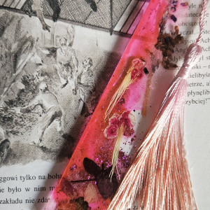 Zakładka z żywicy epoksydowej z płatkami kwiatów s31