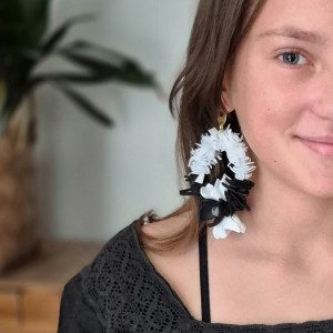 Kolczyki biało - czarne leciutkie kwiaty