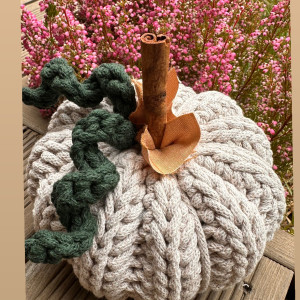 Ręcznie robioną dynia ze sznurka bawełnianego.