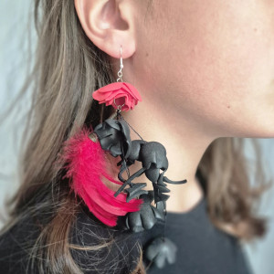 Kolczyki czerwono czarne leciutkie kwiaty