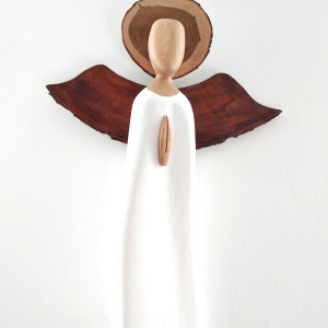 Anioł „Cisza” – drewniana dekoracja z duszą.