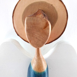 Anioł z drewna w niebieskiej sukience.