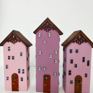 Wrzosowa polana - drewniane domki dekoracyjne.