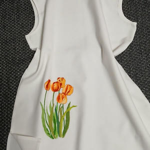 Biała bluzka z ręcznie haftowanym bukietem tulipanów.