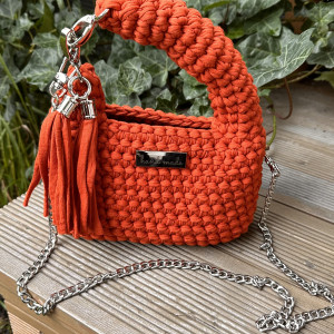 Ręcznie robiona torebka na szydełku kolorze  ceglanej czerwieni.