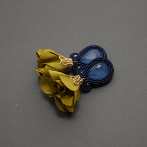 granatowo-oliwkowe kolczyki lub klipsy sutasz z kwiatkami