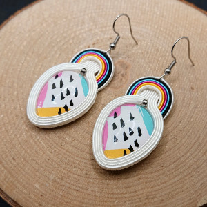 Biało kolorowe kolczyki sutasz