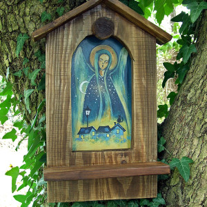 Drewniana kapliczka - Anioł na spokojny sen